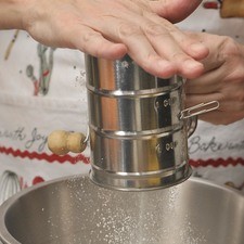 Cernir la harina antes de medirla. Pasar la harina, el azúcar, el polvo para hornear, el bicarbonato de sodio y la sal por un cernidor o colador y colocar todos estos ingredientes secos en un tazón.
