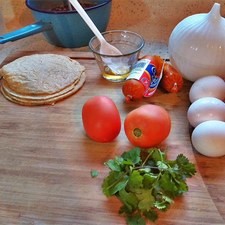 Neceitas tortillas, huevo, tomate, cebolla, ajo, sal, pimienta, cilantro, aceite y chorizo. S 7624 1475622136