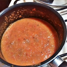 Agrega la salsa de tomate y sal. Añade el cilantro picado y reserva. S 7627 1475622133