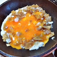 Vierte los huevos. Revuelve, pero no demasiado para que tengan una buena textura. S 7629 1475622132