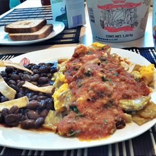 Sirve el huevo, vierte la salsa de chorizo encima y acompaña con frijoles refritos con totopos. S 7630 1475622131