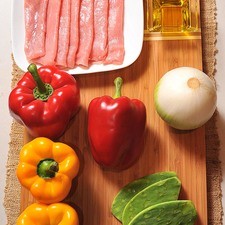 aceite de oliva al gusto sal al gusto 4 piezas de chile serrano 3 piezas de penca de nopal 1 pieza de cebolla blanca 2 piezas de pimiento morrón rojo 2 piezas de pimiento morrón amarillo 500 gramos de milanesa de puerco