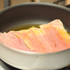 Sofreír las milanesas en el sartén con aceite caliente unos minutos de cada lado a que se sellen.