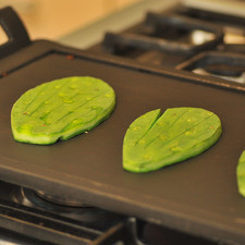 Poner asar los nopales en el comal previamente calentado dos minutos de cada lado y reservar.