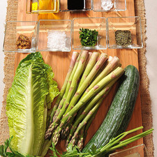 Ingredientes para la ensalada: 1 manojo de espárrago fresco 1 pizca de bicarbonato de sodio 1 cucharada de cebollín desinfectante de verduras al gusto 2 cucharitas de estragón 3 ramas de perejil fresco 1 pieza de pepino 1 pieza de lechuga orejona Ingredientes para el aderezo: 1/4 taza de aceite de oliva extra virgen 1 cucharita de mostaza dijón sal de grano al gusto 1 cucharada de vinagre balsámico 2 cucharadas de jugo de limón