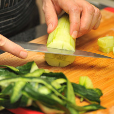 Desinfectar la lechuga en un tazón con unas gotas de desinfectante de verduras. Pelar el pepino y cortar en trozos pequeños, picar el cebollín solo la parte verde y el perejil.
