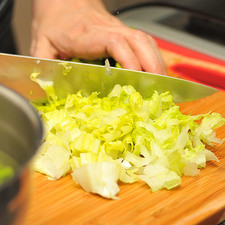 Para armar la ensalada, escurrir la lechuga y picarla.