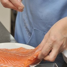 Salpimentar los filetes de salmón.