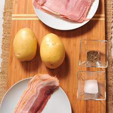 Pimienta negra molida al gusto Sal al gusto 8 rebanadas de jamón de puerco 6 rebanadas de tocino ahumado 2 piezas de papa blanca