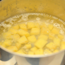 En una olla honda mediana poner a cocer las papas con suficiente agua hasta que las cubra, agregar una cucharita de sal y dejar hervir durante 15 minutos o hasta que estén suaves, escurrir y reservar.