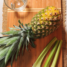 Agua al gusto 3 varas de apio 3 rebanadas de piña