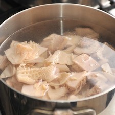 Dejar remojando los garbanzos toda la noche. Cocer en una olla con agua sobre la estufa durante 2 horas o en olla de presión 30 minutos. Escurrir. Enjuagar muy bien la pancita y retirarle el exceso de grasa. Poner a hervir en una olla honda con agua durante 10 o 15 minutos.