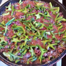 Adiciona después la salsa, el orégano, el comino, sal, pimienta y los jacubes y tapa la cacerola o sartén, no es necesario cocerlos en agua salada previamente, ya que a diferencia de los nopales, los jacubes no son babosos, tan sólo tardan más en cocerse.