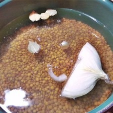 Cocina las lentejas en agua limpia con 1/4 de cebolla, 1 diente de ajo y laurel. S 7699 1475621959