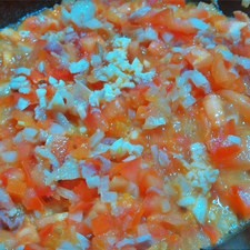 En un sartén, sofríe el tocino, cuando suelte la grasa, agrega la cebolla y el tomate. Reserva. S 7700 1475621957