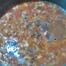 Cuando las lentejas estén cocidas retira la cebolla donde se cocinaron y agrega el sofrito, dos dientes de ajo picado, orégano, comino y sal. Espera cinco minutos. S 7701 1475621957