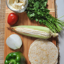 4 piezas de tortilla de harina 200 gramos de queso oaxaca 1/4 manojo de cilantro 1 pieza de jitomate guaje 1/4 pieza de cebolla blanca 1 pieza de elote 1 pieza de pimiento morrón verde