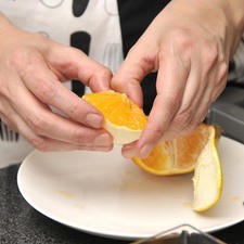 Cortar el betabel en gajos gruesos y cocer en agua durante 20 minutos hasta que esté suave. Dejar enfriar, pelar y cortar en rebanadas delgadas manteniendo las formas de gajo. Amasar el queso de cabra hasta formar una tira de 2 cm de espesor y meter al congelador al menos por 15 minutos. Sacar del congelador y rebanar en círculos. Cortar la naranja por la mitad y pelar los gajos retirando las semillas y la cáscara.