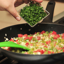 Agregar el tomate picado y continuar cociendo 5 minutos más meneando con frecuencia. Agregar el cilantro picado, sazonar con sal y reservar.