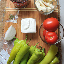 sal de mar al gusto sal al gusto 1 pieza de bolsa de plástico 100 gramos de queso oaxaca 1/4 taza de crema de leche de vaca 1/4 cucharita de orégano seco 3 piezas de jitomate guaje 1/4 pieza de cebolla blanca 2 tazas de frijoles refritos negros 12 piezas de chile de agua
