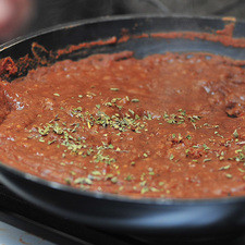 Añadir el orégano y sal al gusto. Dejar cocer a fuego lento moviendo constantemente para que no se pegue hasta que se forme una pasta.