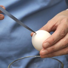 Juntar los cascarones de huevo desde varios días antes. Abrir un hoyo pequeño en la parte gorda de un extremo del huevo para extraerlo, lavar inmediatamente con agua y jabón. Colocar una cucharadita de cloro en dos tazas de agua y rellenar los huevos vacíos y limpios. Dejar reposar 5 a 10 minutos, escurrir y reservar.
