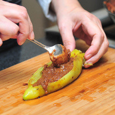 Rellenar los chiles con la pasta de los frijoles.