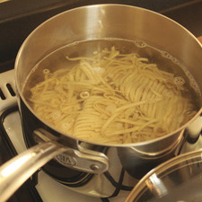 Poner a cocer la pasta en una olla honda con agua hirviendo y un poquito de sal hasta que esté al dente, aproximadamente 7 minutos.