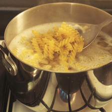 Poner a cocer la pasta en la olla honda con agua hirviendo y un poquito de sal, hasta que este al dente, aproximadamente 7 minutos. Escurrir en un colador y colocarla en un tazón.