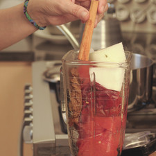 Cocer los chiles y los jitomates en una olla honda con agua hasta que la cáscara se desprenda de los jitomates. Molerlos en la licuadora junto con la cebolla, el ajo, el clavo y la canela. Colar y sofreír la salsa en un sartén con un poco de aceite de oliva.