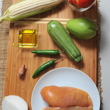 1 diente de ajo aceite de oliva al gusto 1 pieza de pechuga de pollo sal al gusto 1 pieza de elote 1 pieza de chayote 1 pieza de calabacita 2 piezas de chile serrano 1/4 pieza de cebolla blanca 4 piezas de jitomate guaje