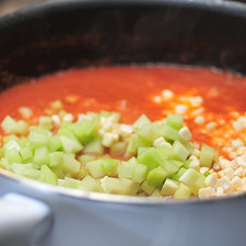 Agregar el chayote picado y el elote desgranado. Tapar y dejar cocer durante 10 minutos.