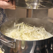 Coocer la carne en 3 litros de agua y sal al gusto durante aproximadamente 30 minutos. Si le sale espuma, retirar con una cuchara.