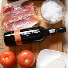 1 botella de oporto tawny hielo al gusto 4 rebanadas de jamón serrano 300 gramos de queso fresco 4 piezas de jitomate bola