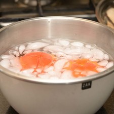 Sacar con la pinza ponerlos en agua con hielo.