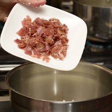 Mezclar en un tazón el queso fresco con el jamón serrano picado revolver.