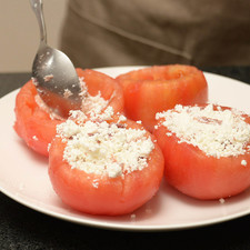 Rellenar los jitomates con la mezcla.