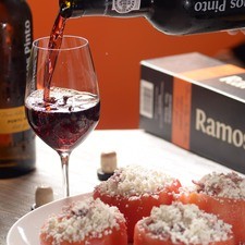 Servir fríos acompañados con una copa de Oporto Tawny.