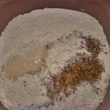 *Si no llegas a encontrar el granillo de nuez, sólo muélela finamente hasta que tengas 1/3 de taza. Precalienta el horno a 165°C. Mezcla los ingredientes secos en un bowl (a excepción del azúcar glass que va hasta el final).