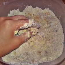 Agrega la mantequilla y la vainilla y amasa constantemente.