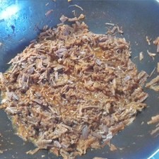 Retira dos tazas de caldo y agrega ¼ de la salsa de chile con tomate, también puedes agregar los condimentos o incluso los vegetales que te gusten. Reserva. Sofríe la carne y agrega la mitad de la salsa que quedó y caldo de res al gusto.
