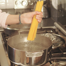 Poner a cocer la pasta en una olla honda con agua con un poquito de sal hasta que esté al dente, aproximadamente 6 minutos. Escurrir en un colador y reservar en un tazón. S 784 1475637163