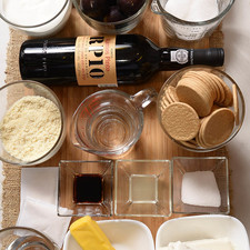 Ingredientes para el relleno 1 1/2 tazas de crema de leche de vaca 380 gramos de queso crema 1/2 taza de agua 1 cucharada de esencia de vainilla 1 cucharada de jugo de limón 1/2 taza de azúcar blanca 7 gramos de grenetina natural Ingredientes para la cubierta 1/2 taza de agua 1 botella de Oporto Tawny 10 años 7 gramos de grenetina natural 10 piezas de higo fresco Ingredientes para la base 1 taza de polvo de almendra 110 gramos de mantequilla sin sal 2 cucharadas de azúcar blanca 180 gramos de galletas Marías S 7844 1475621651