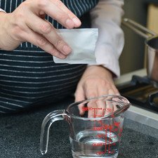 Para preparar el relleno. Agregar la grenetina poco a poco en forma de lluvia a un tazón pequeño con ½ taza de agua, mezclar ligeramente con un tenedor y dejar reposar 5 minutos hasta que se vea sólida. S 7846 1475621642