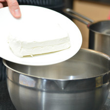 Batir el queso crema, la media taza de azúcar, la cucharada de jugo de limón y la vainilla en un tazón con la batidora eléctrica hasta integrar un poco. S 7848 1475621642