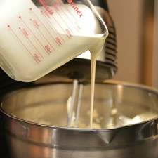 Añadir la crema poco a poco sin dejar de batir. Parar y bajar la mezcla de los lados, continuar batiendo hasta que la mezcla esté bien integrada. S 7849 1475621642