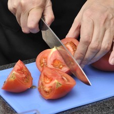 Lavar bien los chiles y los jitomates con agua y jabón. Picar los jitomates en cuartos.