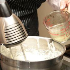 Agregar la mezcla de grenetina ya fría y continuar batiendo hasta integrar por completo. Vaciar sobre el molde con las galletas. Refrigerar una hora. S 7850 1475621615