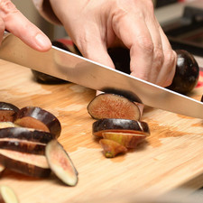 Para preparar la cubierta de higos, lavar bien los higos con agua y cortarlos en rebanadas para colocarlos encima de la cubierta del pay de queso. S 7851 1475621616