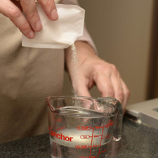 Para preparar el aspic, en un cuarto de taza de agua agregar la grenetina en forma de lluvia. Dejar reposar 5 minutos para que se hidrate. Colocar el recipiente con la grenetina hidratada a baño María dentro de otro más grande mezclar con la ayuda del tenedor hasta que se disuelva completamente. Agregar el otro cuarto de taza de agua mezclar y dejar enfriar. S 7852 1475621614